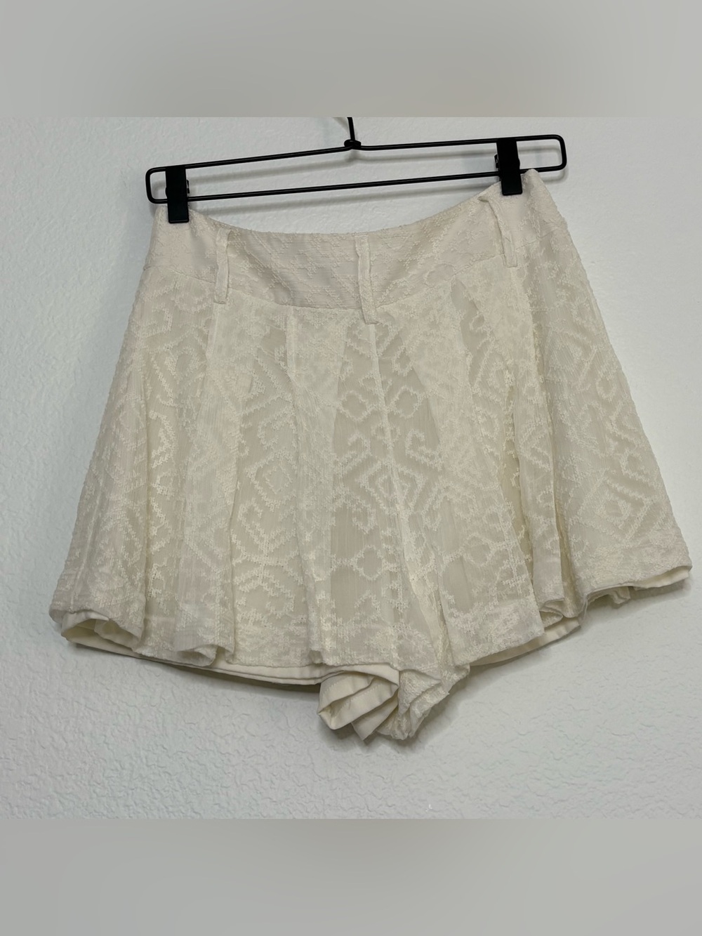 Alice + Olivia Pleated Embroidered‎ Shorts Cream Sz 4 Bohemian Cottagecore - Picture 3 of 8